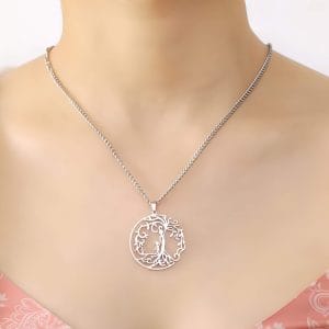 Hayat ağacı kolye manken üzerinde
